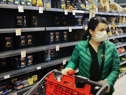Чихнула на 35 тысяч долларов: женщина намеренно испортила продукты в магазине