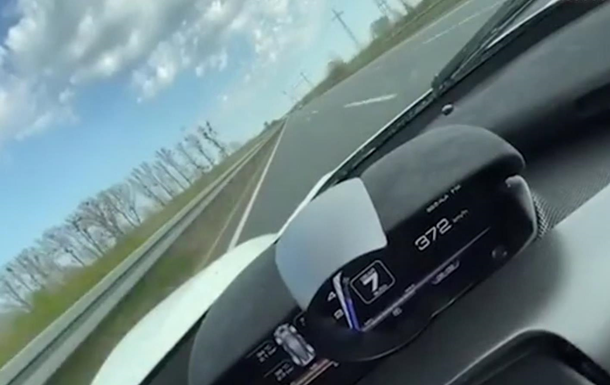 На опустевшем автобане Ferrari гонял на 372 км/ч
