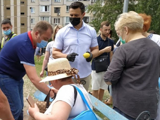 Люди не оценили «щедрость»: в сети обсуждают визит Тищенко с лимонами на место взрыва в Киеве