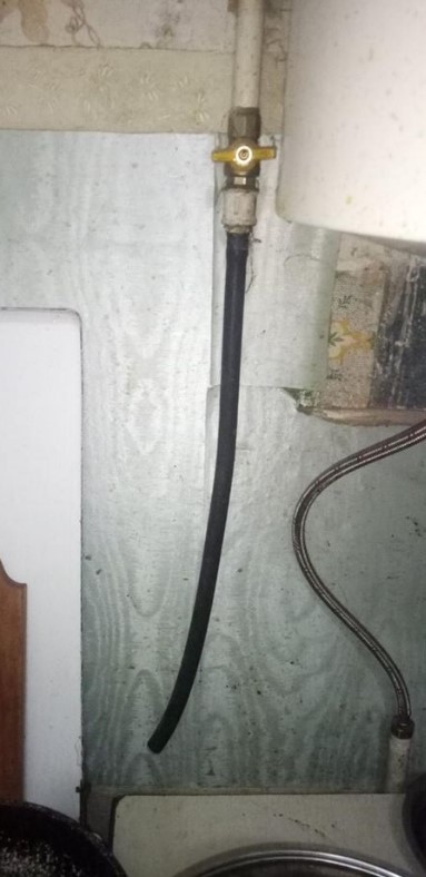 В Киеве неадекват перерезал в квартире газовый шланг и угрожал взорвать многоэтажку (фото)