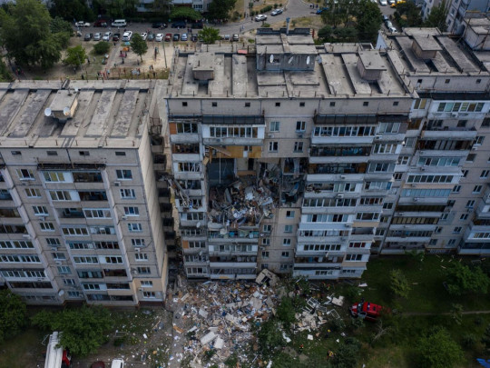 Зеленский вручил ключи от новых квартир жителям взорвавшегося дома в Киеве (видео)