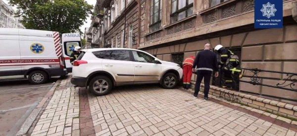 В центре Одессы внедорожник сбил пожилого мужчину. Фото
