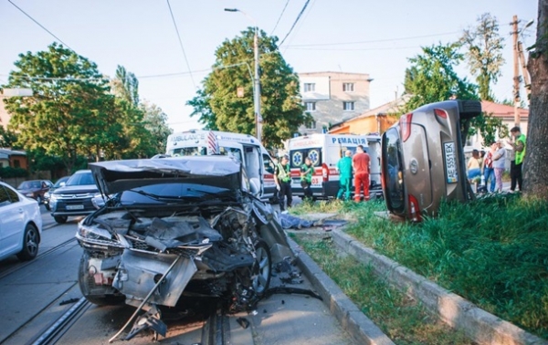 В Днепре столкнулись два внедорожника, погиб человек