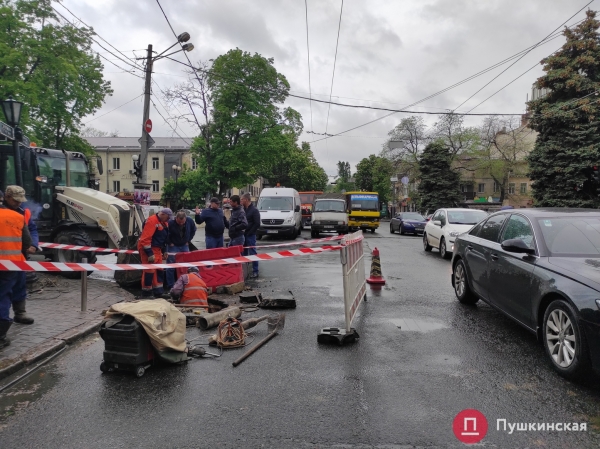 На дороге в центре Одессы появилась яма и в нее попала маршрутка. Фото