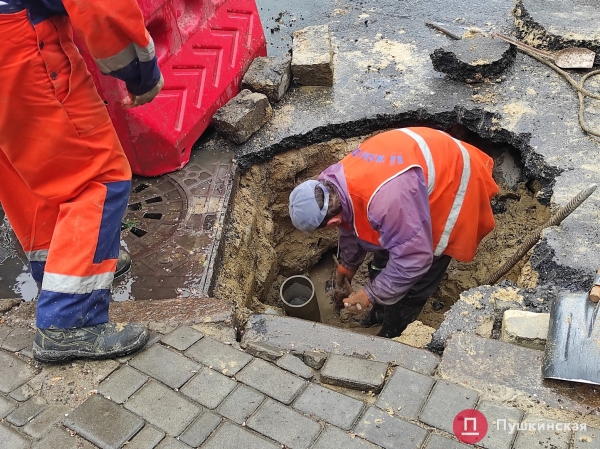 На дороге в центре Одессы появилась яма и в нее попала маршрутка. Фото