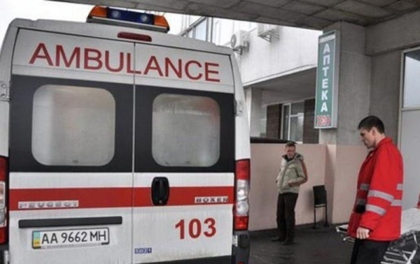 В Киеве семья отравилась неизвестным веществом: плохо стало и медикам