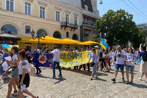 Минутка красоты: как в Одессе прошел мегамарш в вышиванках