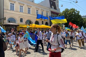 Минутка красоты: как в Одессе прошел мегамарш в вышиванках
