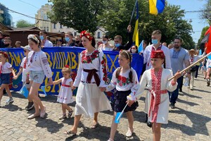 Минутка красоты: как в Одессе прошел мегамарш в вышиванках