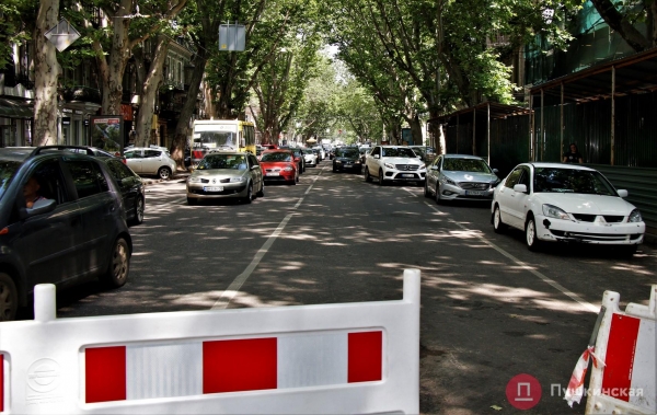 Тепловики рассказали, откуда в центре Одессы огромная яма, создающая пробки, и когда ее уберут. Фото
