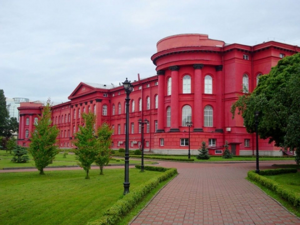Названы самые дорогие специальности в лучших университетах Киева