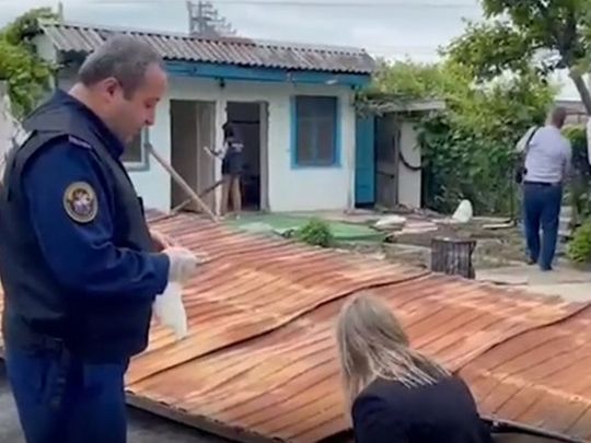 У Росії чоловік розстріляв судових приставів, які хотіли відібрати у нього будинок: момент потрапив на відео