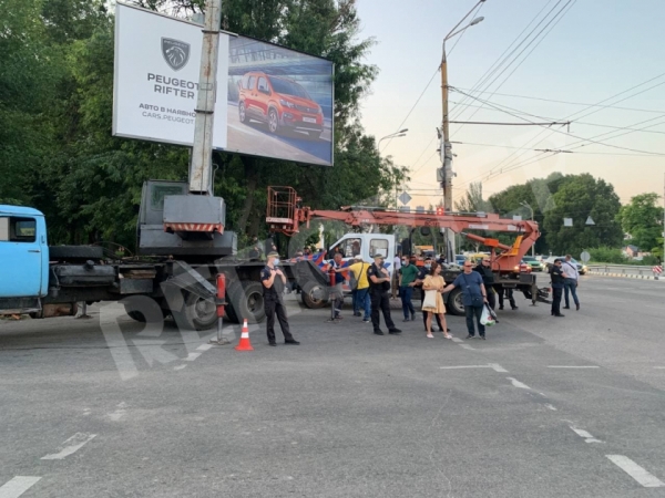 
Снос билбордов в Днепре: СМИ рассказали, как Филатов узаконил вандализм и мародерство
