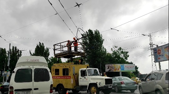 Обрыв контактной сети на площади Толбухина привёл к коллапсу электротранспорта в час пик