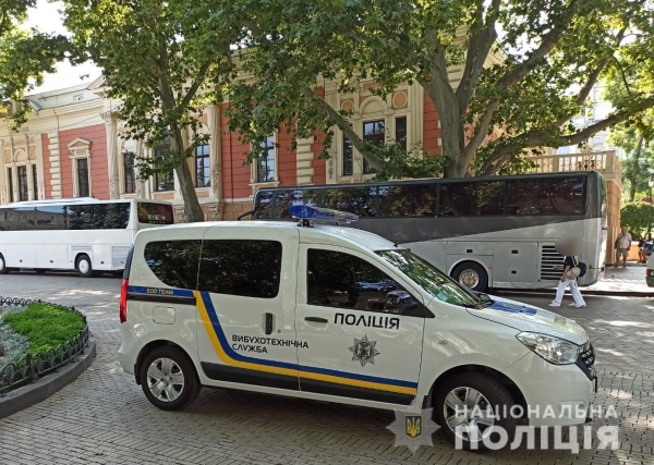В Одессе заминировали здание мэрии на Думской. Фото