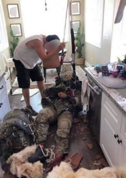 Парашутист дивом вижив, пробивши дах житлового будинку і приземлившись в кухні