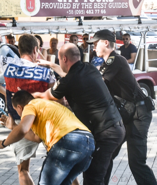 В центре Одессы повязали американца в футболке с надписью Russia