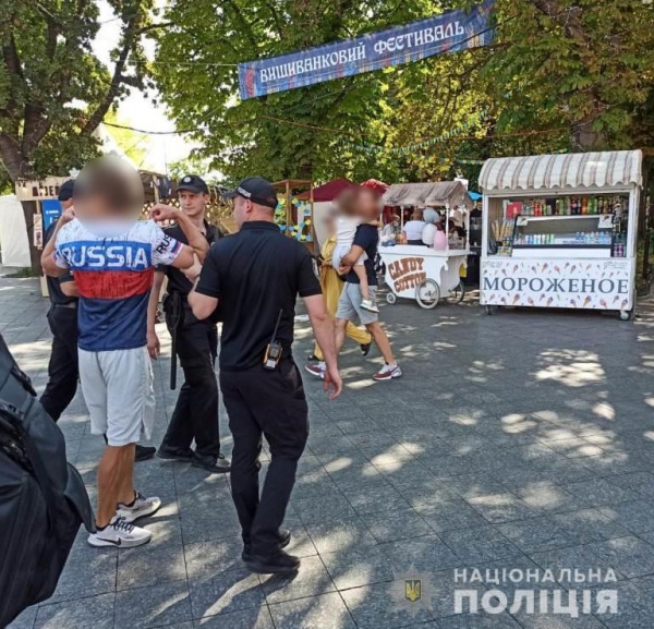 В центре Одессы за мелкое хулиганство задержали иностранца в футболке с надписью «Russia»
