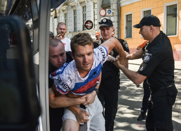 В центре Одессы повязали американца в футболке с надписью Russia