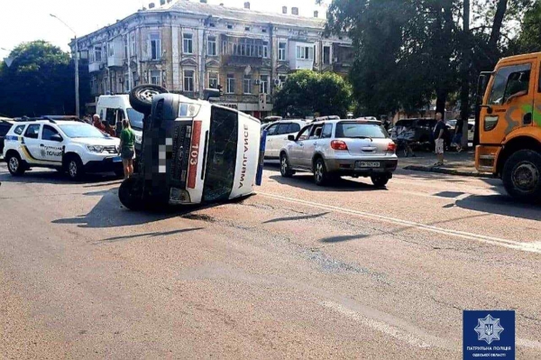 Возле управления ГСЧС в Одессе перевернулась скорая помощь. Фото