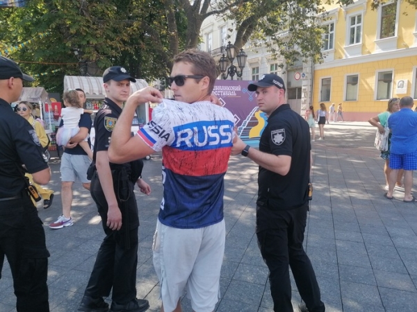 В центре Одессы повязали американца в футболке с надписью Russia