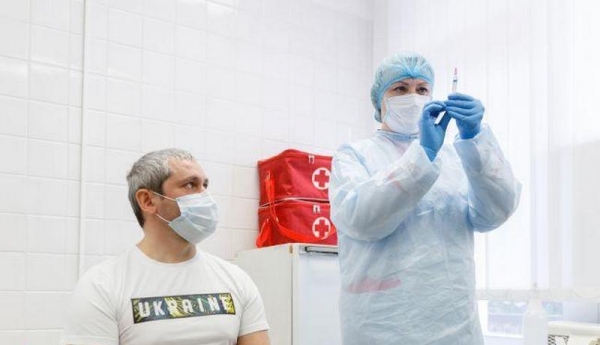 Страны вводят обязательную вакцинацию: чего ждать украинцам