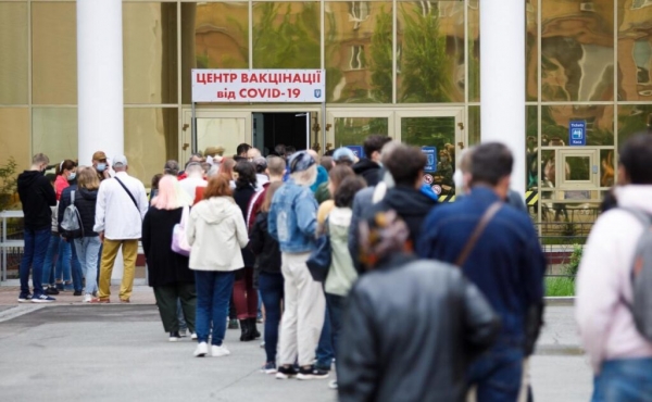 Страны вводят обязательную вакцинацию: чего ждать украинцам
