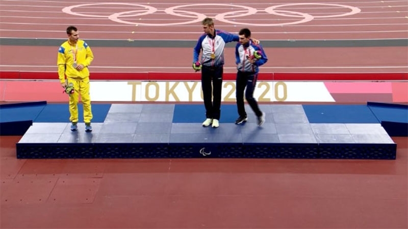 Український віце-чемпіон Паралімпіади відмовився від фото з призерами-росіянами: реакція мережі