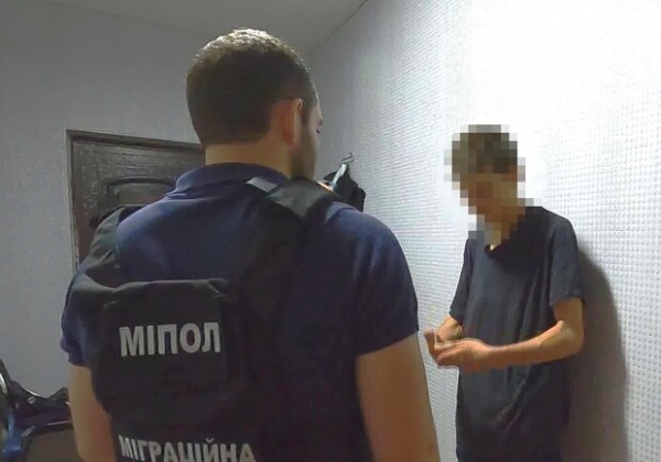 Заманил игрушкой: в Одессе педофил развратил шестилетнюю девочку