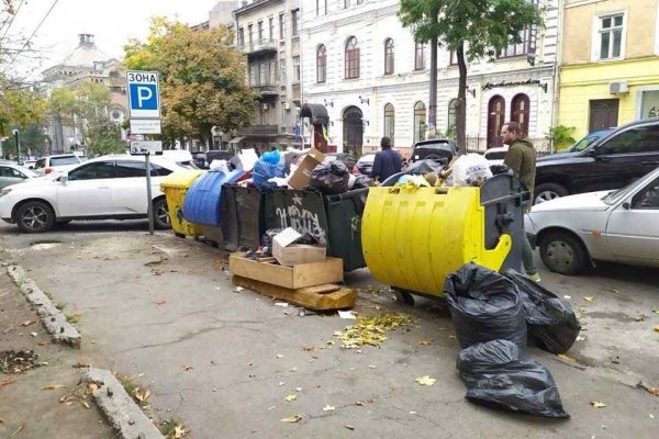 Мэрия хочет разорвать договор с компанией, которая вывозит мусор в Приморском районе