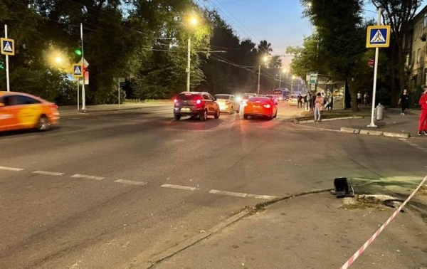В Днепре Mercedes столкнулся с Mitsubishi: шесть пострадавших