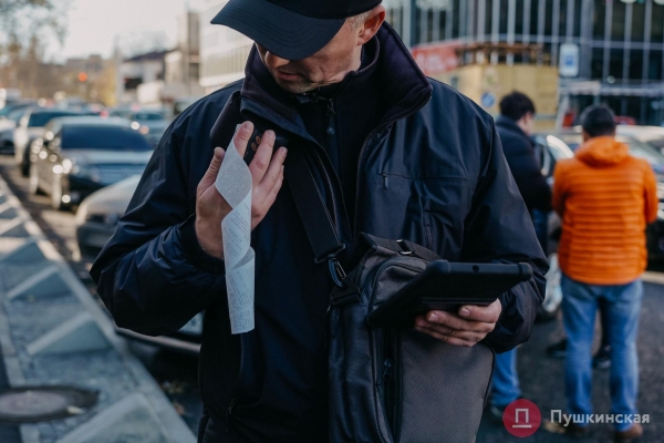 Бой «елочке»: на обновленной улице Черняховского уже штрафуют за неправильную парковку. Фото