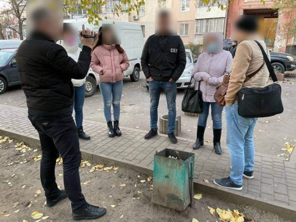 В Одессе мошенница предложила экс-прокурору за 40 тысяч долларов закрыть уголовное дело: он сдал ее в СБУ