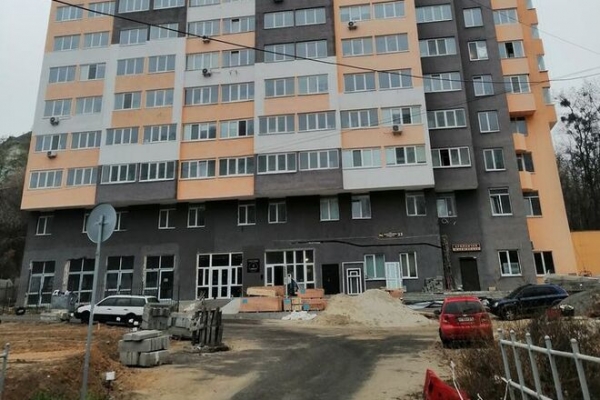 
Дома Войцеховского "ожили": в них опять ведутся работы и продаются квартиры
