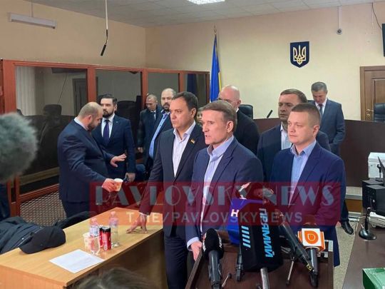 З Медведчука зняли домашній арешт, але він залишиться під арештом