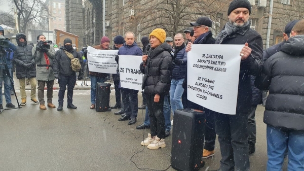 
"Сегодня закрыты 5 каналов. Сколько завтра?" Сотни журналистов закрытых медиа провели митинг под ОП с призывом прекратить цензуру в Украине
