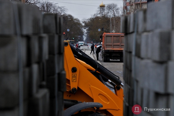 Первая в Одессе «венская» остановка и дымящийся асфальт: как идет ремонт улицы Преображенской. Фото