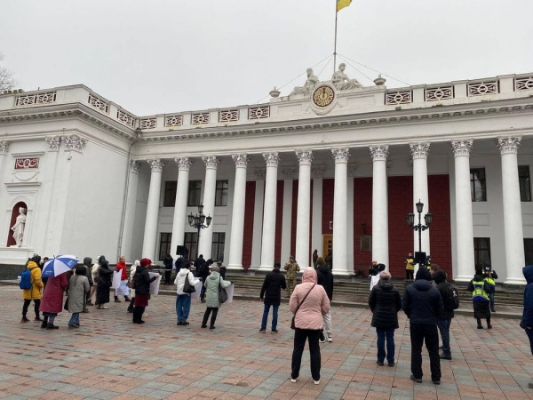 Под мэрией Одессы помитинговали антипрививочники