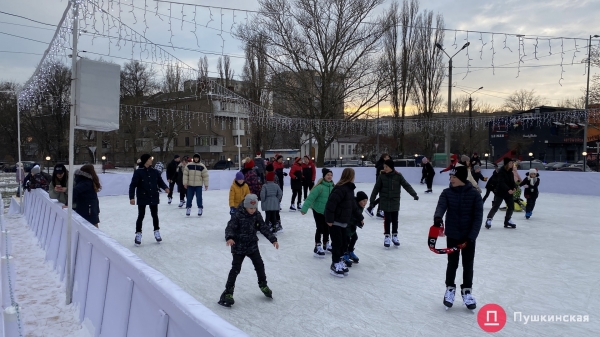 На Таирова открыли городской каток: цена, адрес и время работы. Фото