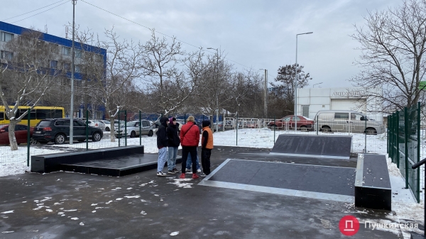 На Таирова открыли городской каток: цена, адрес и время работы. Фото