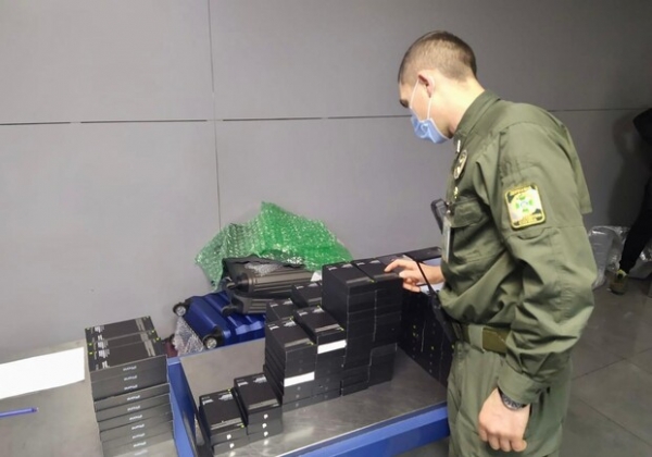 Контрабанда на семь миллионов: в Одессу пытались нелегально ввезти партию айфонов