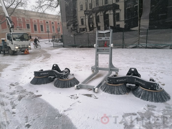 Только показывают: в Одессе во время метели устроили выставку снегоуборочной техники