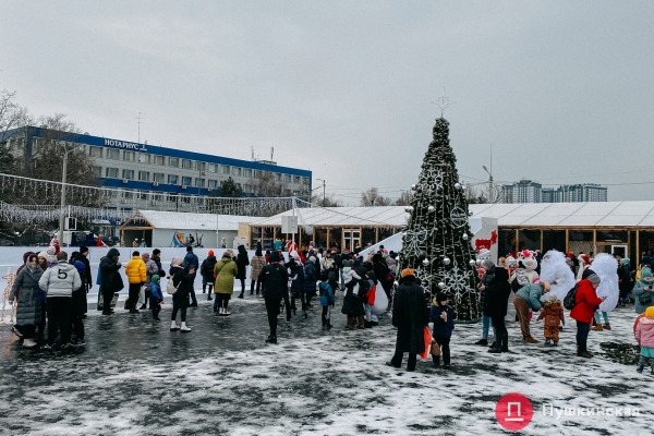 На Таирова открыли городской каток: цена, адрес и время работы. Фото