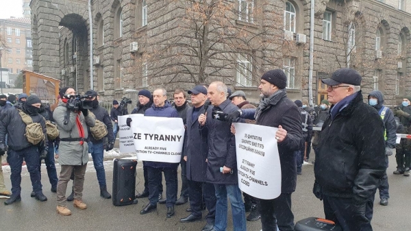 
"Сегодня закрыты 5 каналов. Сколько завтра?" Сотни журналистов закрытых медиа провели митинг под ОП с призывом прекратить цензуру в Украине
