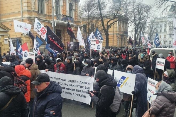 
"Сегодня закрыты 5 каналов. Сколько завтра?" Сотни журналистов закрытых медиа провели митинг под ОП с призывом прекратить цензуру в Украине
