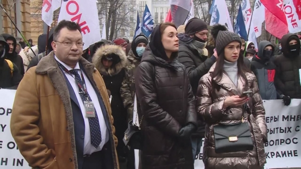 
"Сегодня закрыты 5 каналов. Сколько завтра?" Сотни журналистов закрытых медиа провели митинг под ОП с призывом прекратить цензуру в Украине
