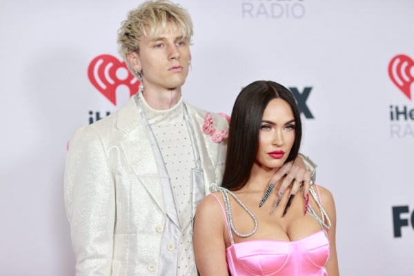 Machine Gun Kelly воткнул себе в руку нож, пытаясь впечатлить Мэган Фокс