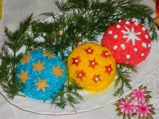 Оригінальний салат «Новорічна кулька»: простий рецепт святкової страви