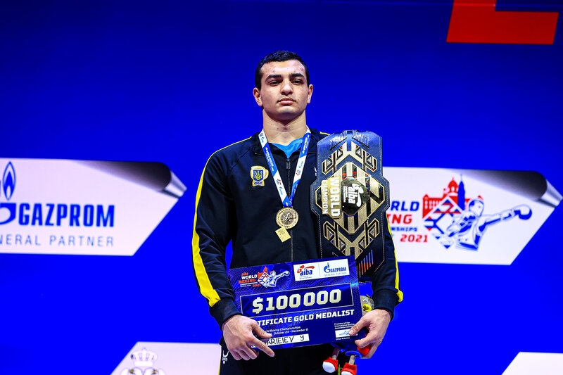 Український чемпіон світу з боксу Захарєєв отримав під новорічну ялинку елітний позашляховик