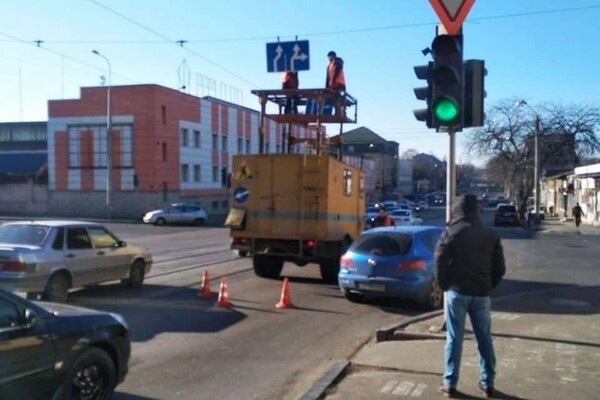 Коммунальщики рассказали где и какие дорожные знаки установили в Одессе